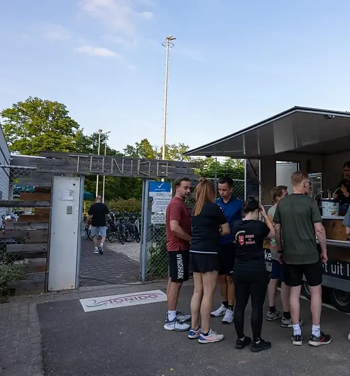 Rij bij de foodtruck tijdens een evenement