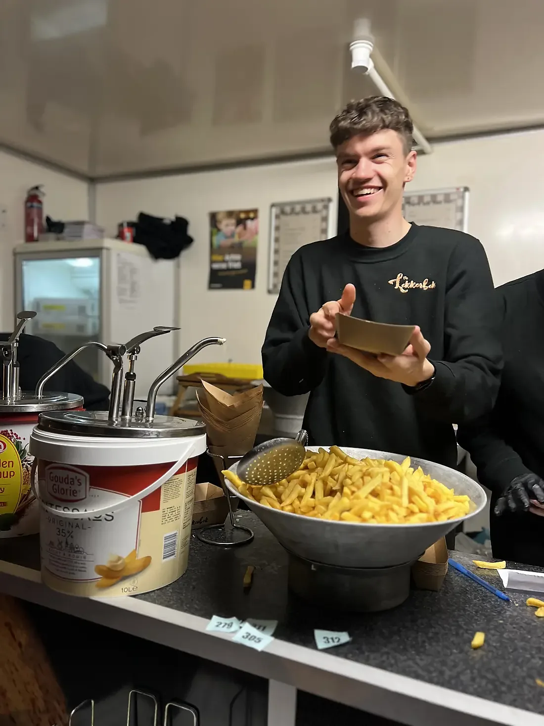 Danny achter de pan met verse friet