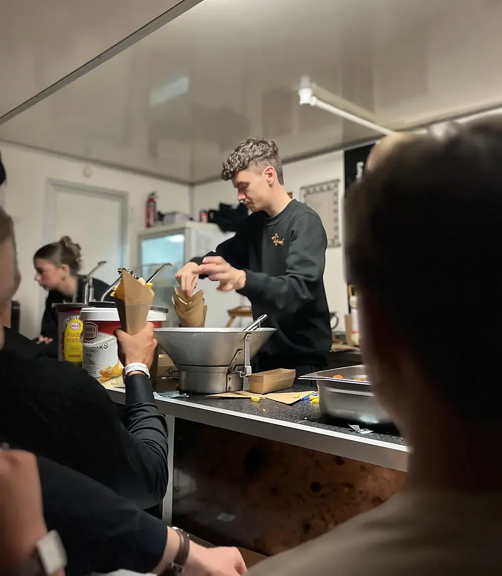 Gasten aan de toonbank van de foodtruck