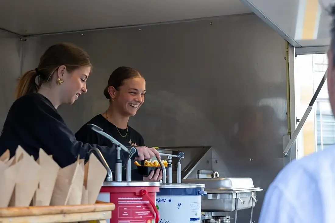 Twee medewerkers aan het werk in de wagen